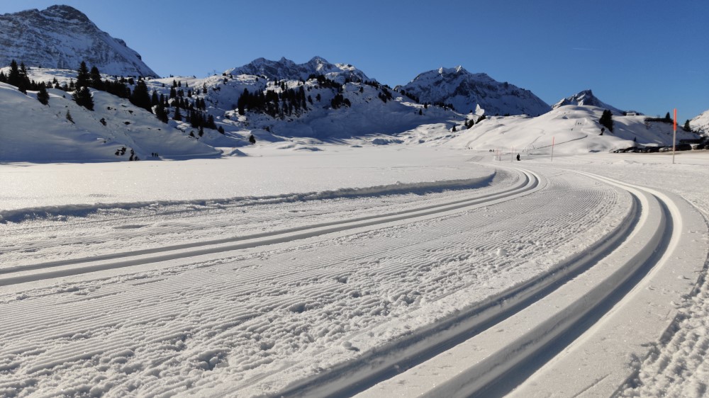 Langlaufloipes in de Alpen tussen de bergen.